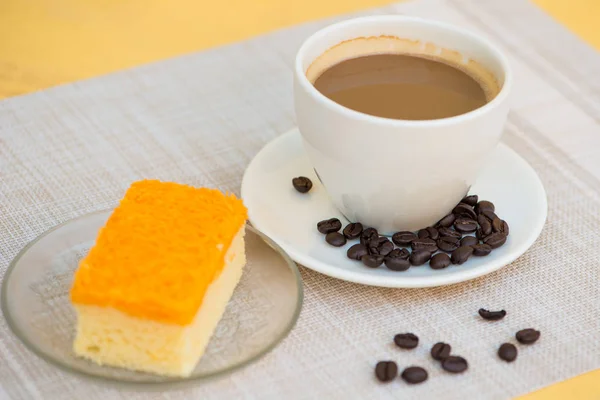 Une tasse de café et un gâteau aux fils d'or — Photo