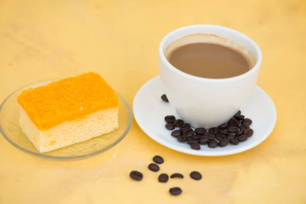 Uma xícara de café e bolo de fios dourados — Fotografia de Stock