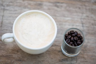 Bir fincan kahve ve kahve çekirdeği