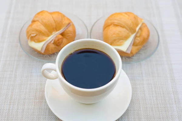 Café preto com presunto e croissant queijo — Fotografia de Stock