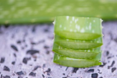 Aloe vera yaprağı masanın üzerine dilimlenmiş