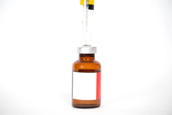 Injekční lahvičky a injekční stříkačka na bílo — Stock fotografie