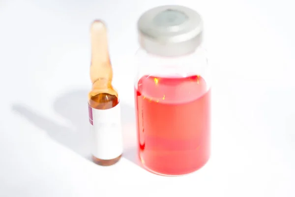 Injektionsfläschchen und Ampulle zeigen medizinischen Hintergrund — Stockfoto
