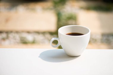 Beyaz bir fincan ve sade kahve.