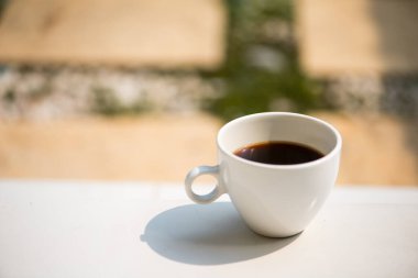 Masada beyaz bir fincan ve sade kahve.