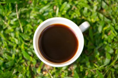 Beyaz bir fincan ve sade kahve.