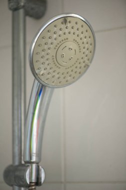 Banyoda kapalı duş.