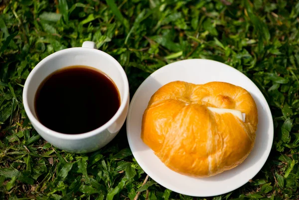 Uma Xícara Branca Café Preto Com Croissant Com Queijo — Fotografia de Stock