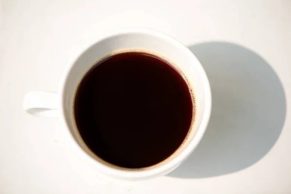 Biały Kubek Czarna Kawa Stole — Zdjęcie stockowe