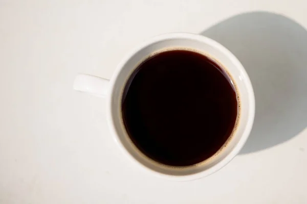 Biały Kubek Czarna Kawa Stole — Zdjęcie stockowe