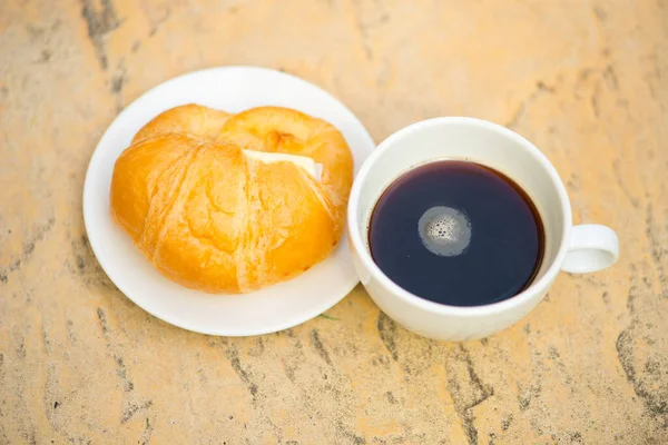 Uma Xícara Branca Café Preto Com Croissant Com Queijo — Fotografia de Stock