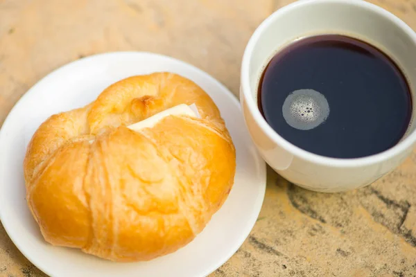 Uma Xícara Branca Café Preto Com Croissant Com Queijo — Fotografia de Stock