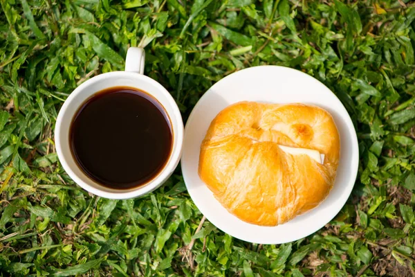 Una Taza Blanca Café Negro Con Croissant Con Queso — Foto de Stock