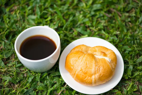 Uma Xícara Branca Café Preto Com Croissant Com Queijo Chão — Fotografia de Stock