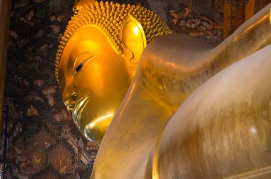 Wat Phra Chettuphon Wimon Mangkhalaram (Wat pho), Bangkok, Tayland 'da uzanan Buda altın heykeli