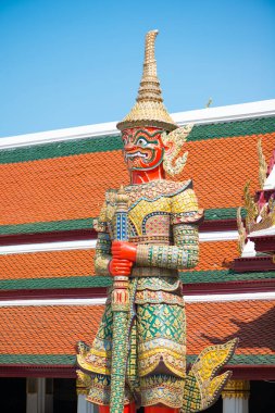 Wat Phra Kaew 'deki antik dev heykel, Zümrüt Buda Tapınağı, Bangkok, Tayland.