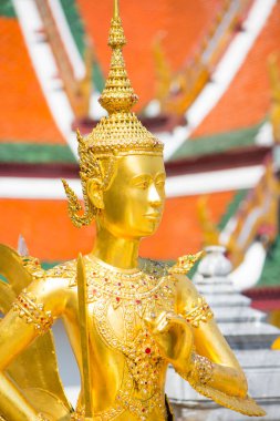 Altın Kinnari heykeli Wat Phra Kaew 'de, Zümrüt Buda Tapınağı, Bangkok, Tayland.