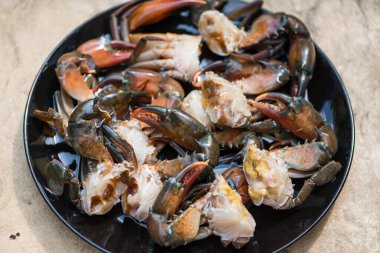 Kara yengeç balığı sosu ve baharatlı sosla yemek Tayland 'ın en sevdiği yemektir.