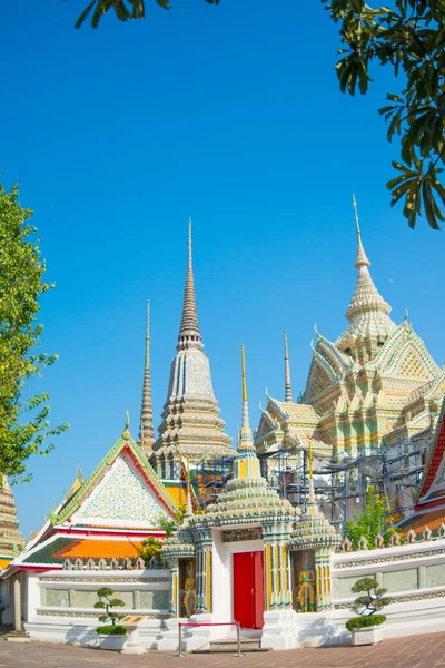 泰国曼谷Wat Phra Chettuphon Wimon Mangkhalaram Wat Pho 的塔和教堂 — 图库照片