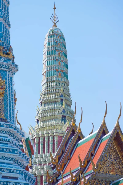バンコクのエメラルド仏寺院ワット カウの塔建築の詳細 — ストック写真