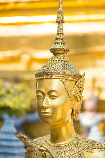 Una Estatua Kinnari Oro Wat Phra Kaew Templo Del Buda —  Fotos de Stock