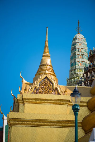泰国曼谷翡翠佛寺Wat Phra Kaew塔建筑详情 — 图库照片
