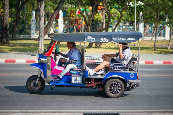 Bangkok Thailand 2019 December Tourist Sit Tuktuk Thai Taxi Road — Stockfoto