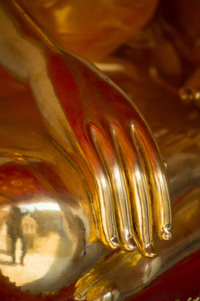 Gesloten Hand Van Gouden Boeddha Wat Phra Chettuphon Wimon Mangkhalaram — Stockfoto