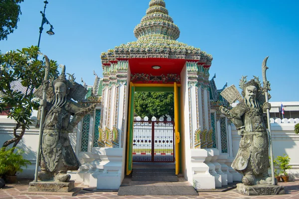 泰国曼谷Phra Chettuphon Wimon Mangkhalaram Wat Pho 中的中国勇士雕塑 — 图库照片