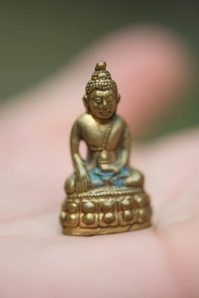 Pequeño Buddha Oro Mano — Foto de Stock