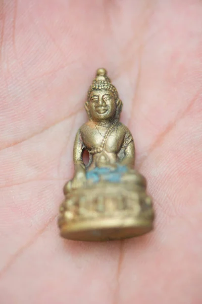 Mały Złoty Budda Pod Ręką — Zdjęcie stockowe