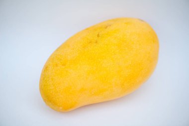 Beyaz arkaplanda sarı mango