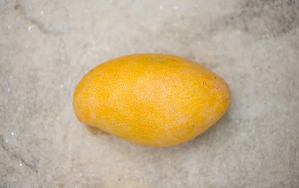 Mango Amarillo Sobre Piso Cemento —  Fotos de Stock