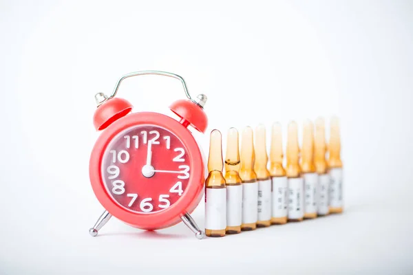 Красные Часы Медикаменты Ампулы Показывают Время Медицины — стоковое фото