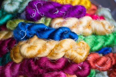 Kapalı ipek iplikler sepete