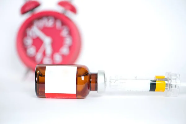 Kırmızı Saat Arkaplanındaki Enjeksiyon Tüpleri Şırıngalar Ilaç Süresini Gösteriyor — Stok fotoğraf