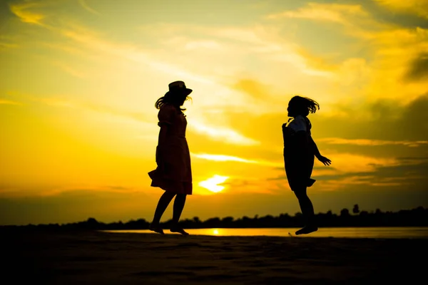 Silhouette Image Filles Sautant Sur Plage Photo De Stock