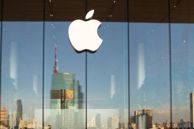 BANGKOK, THAILAND - 27 JUL 2019: Iconsiam 'daki elma dükkanı Bangkok, Tayland' da yeni bir alışveriş merkezi ve bir dönüm noktası