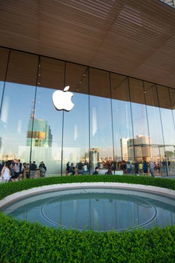 BANGKOK, THAILAND - 27 JUL 2019: Iconsiam 'daki elma dükkanı Bangkok, Tayland' da yeni bir alışveriş merkezi ve bir dönüm noktası