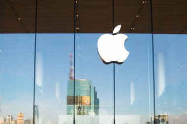 BANGKOK, THAILAND - 27 JUL 2019: Iconsiam 'daki elma dükkanı Bangkok, Tayland' da yeni bir alışveriş merkezi ve bir dönüm noktası