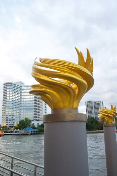 BANGKOK, THAILAND - 21 JUL 2019: Icon Siyam nehrinin üzerindeki imamın sembolü Bangkok, Tayland 'da yeni bir alışveriş merkezi ve bir dönüm noktası