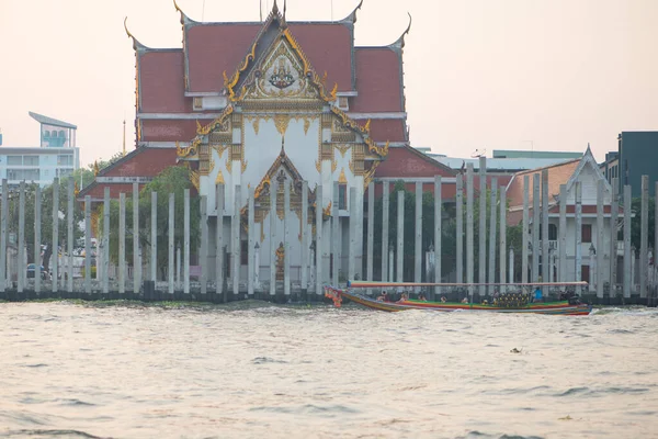 バンコク 2018年12月22日 12月22日 タイのバンコクにあるワット ラカン コシタラム ワマハワン寺院とチャオプラヤー川をご覧ください — ストック写真