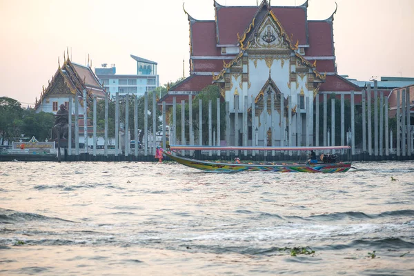 バンコク 2018年12月22日12月22日 タイのバンコクにあるワット ラカン コシタラム ワマハワン寺院とチャオプラヤー川を見下ろす — ストック写真
