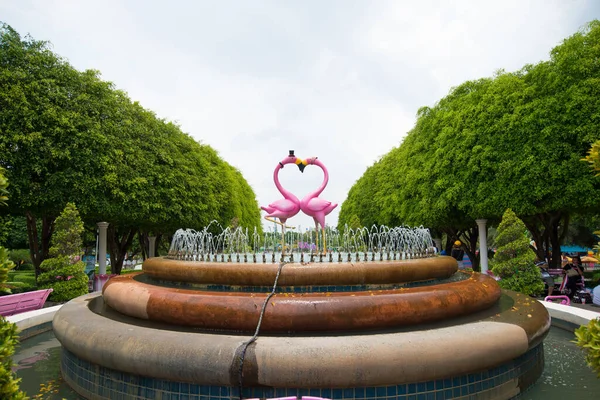 Pathumthani Tajlandia Kwietnia 2019 Flamingo Statua Dream World Jest Jednym — Zdjęcie stockowe