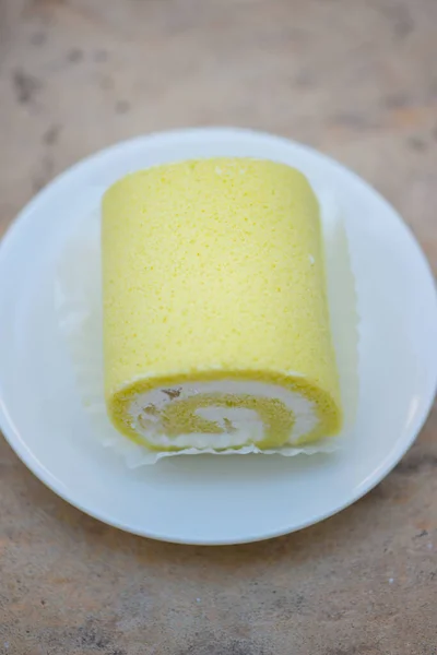 Rollo Crema Pastel Esponja Plato Blanco Mostrar Fondo Panadería — Foto de Stock