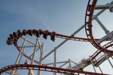 PATHUMTHANI, THAILAND - 27 Nisan 2019: Pathumthani, Tayland 'daki Rüya Dünyası lunaparkında Roller Coaster Pisti' nde oynayan insanlar