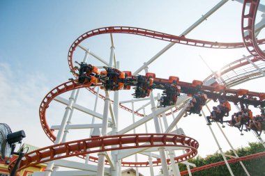 PATHUMTHANI, THAILAND - 27 Nisan 2019: Pathumthani, Tayland 'daki Rüya Dünyası lunaparkında Roller Coaster Pisti' nde oynayan insanlar