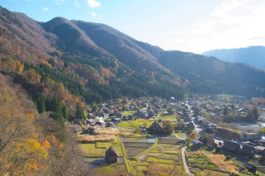 Japonya 'nın Shirakawa-go şehrinde sonbahar mevsiminde Geleneksel Gu-zukuri evi manzarası