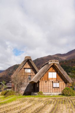 Shirakawa-go, Japonya - 15 Kasım 2018: Shirakawa-go, Japonya 'daki geleneksel gthe-zukuri evi.