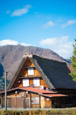 Japonya 'nın Shirakawa-go şehrinde sonbahar sezonunda geleneksel go-zukuri evi.